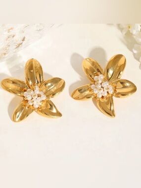 Pearl Flower Earrings 18k Gold Plated
